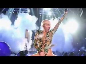 MILEY CYRUS FINGERING HERSELF ON STAGE - ORIGINAL VIDEO - Vancouver, Canada | N-GO