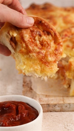 These pizza scrolls with Anathoth Farm NZ Tomato with Herb Pizza Sauce are simple, tasty, and perfect for lunchboxes 🍅 Get the recipe on Anathoth.co.nz #anathoth #anathothfarm #tomato #hamandcheese #pizzasauce #pizzascrolls #homemadebaking #easybakes #lunchboxideas #savourysnacks #scrollrecipes #comfortfood | Anathoth Farm