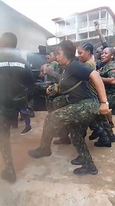 Mounass Fulani Bah, toi-même tu es où dans tout ça hein ? La danse de l’armée t’attend là-bas 💃🏾🎖 Toujours prête, toujours fière ! Force à notre gendarme nationale ❤️ | Mamadou Saliou Diallo