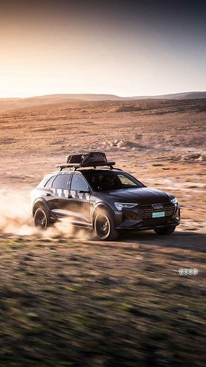 Audi Q8 e-tron edition Dakar | Per intuire le velleità fuoristradistiche di questa editino Dakar basta uno sguardo: assetto rialzato, pneumatici all-terrain su cerchi da 18” e un bel portapacchi hi-tech sul tetto con 40 kg di portata massima. La sua livrea è molto particolare e richiama l’aggressiva colorazione delle RS Q e-tron utilizzare nel raid più celebre del mondo. Rispetto alla Q8 55 e-tron quattro da cui deriva, questa edition Dakar è più alta di 65 millimetri e ne guadagna 39 in larghez