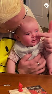 DEL LLANTO A LA RISA EN SEGUNDOS "Este es un video de la hija de mi mejor amiga. Nuestra amiga le decía su nombre y ella estaba tan cansada que no podía entender cómo se sentía al respecto. Feliz o triste", expresó la amiga de la madre de la bebé. La pequeña no solo es el centro de atención de su familia si no que se roba todas las miradas durante un almuerzo. Crédito: ViralHog | Clarín