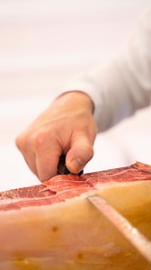 29 reactions | Cortar Cinco Jotas es como desvelar un secreto que nos cuenta poco a poco, en cada fina y delicada loncha, por qué su sabor es incomparable. ​ ​#IbericoHam #patanegra #Ibericos #CincoJotasMasterpiece #gastronomy #cincojotas #JamonIberico #patanegra #ibéricos #CincoJotasObraMaestra #gastronomía | Cinco Jotas | Facebook