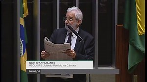 Há um corrupto na presidência da República O deputado Ivan Valente comenta a gravidade da situação política pela qual passa o país. O líder do PSOL afirma que as denúncias da delação premiada de Sérgio Machado atingiram diretamente o presidente interino. Para o deputado, Michel Temer mandou um recado para aqueles que apoiaram o impeachment durante pronunciamento: "ou eu ou o caos". Ivan disse que o discurso de Temer foi na verdade uma ameaça que resultou na diminuição de reportagens sobre o tema