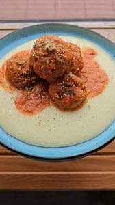 CHIFTELUTE MARINATE SI CREMA DE CONOPIDA Iubesc chiftelutele marinate asa ca am incercat o varianta cat mai #lowcalorie Propunerea mea este urmatoare: chiftelute de curcan gatite in cuptor si crema de conopida Ingrediente pt chiftelute: carne tocata de curcan, ceapa verde, patrunjel, sare, piper, boia, pudra de ghimbir, pudra de usturoi, ou Ingrediente pentru crema de conopida: conopida, pastarnac, apa/stock de legume, sare, putin unt Crema de conopida am pregatit-o in robotul de bucatarie biovi