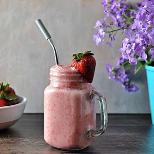 Keto Strawberry Smoothie (with Almond Milk) - Low Carb Berry Smoothie - Ovenspiration