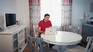 2.8K views · 73 reactions | Becurile LED sunt mai bune decât cele incandescente pentru reducerea consumului de energie electrică. Un bec LED are un consum mai mic cu aproximativ 80% față de unul incandescent. Află de la Marius mai multe despre cum becurile LED te pot ajuta să consumi energia eficient fără să renunți la confort. #Enel #FiiSmartPeEnergie #Electripedia #EficientaEnergetica #EPGro | PPC Romania | Facebook