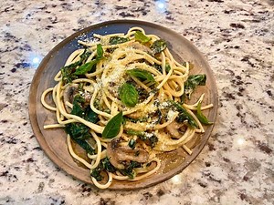 Pasta with Creamy Spinach Mushroom Ragú