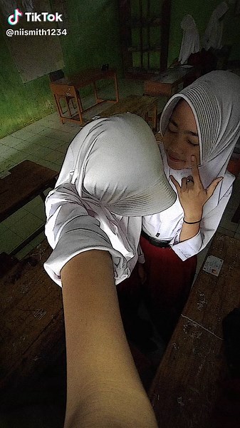 Classroom Hand Gestures: Engaging Learning Techniques