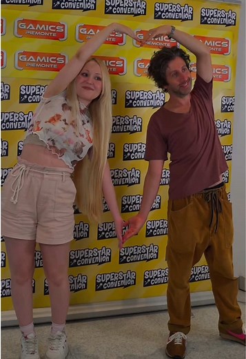 Simon Helberg saluta i fan a Gamics Piemonte