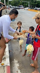 Sinon Loresca nagpa PIZZA sa street children #KindnessIsPower #kingofcatwalk #SinonLoresca | Sinon Loresca