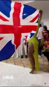 Quand un couple des anges de Londres en Angleterre 🏴󠁧󠁢󠁥󠁮󠁧󠁿 fait son entrée dans la salle, le jour de leur mariage avec leur chanson préférée #DESTIN, à côté de leur artiste préféré l’élu de Dieu But na filet. | Hugues But Na Filet