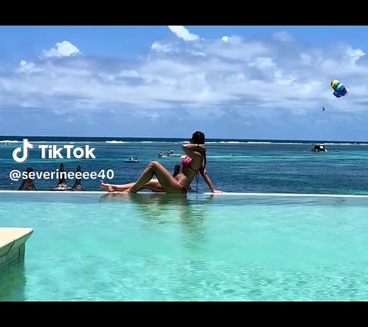 Heureuse en string à la plage ! Pool adults only !! #mauritius🇲🇺 #heureuseenstringalaplage #bikini #heureuse