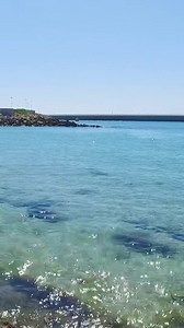 ¡Bienvenidos a la Playa Chica de Tarifa! 🏖️ Un lugar único donde puedes darte un chapuzón en la primera playa del Mediterráneo de la costa gaditana. Aquí, el Atlántico se despide y el Mediterráneo te da la bienvenida, y todo bajo la mirada cercana de África, que parece estar a un suspiro de distancia. La confluencia de dos mares, las vistas a otro continente y la sensación de estar en un cruce de caminos hacen de este rincón un destino imprescindible. ¿Te apuntas a descubrir la puerta del Medit