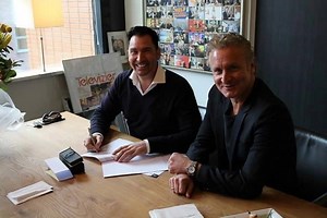 14K views · 504 reactions | Gefeliciteerd Guido Weijers. Hij heeft vanmiddag getekend bij RTL 4 voor de oudejaarsconference 2017! | RTL | Facebook