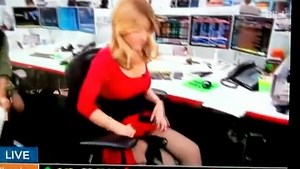 Peinliche TV-Panne: Was versteckt die Börsen-Moderatorin im Schritt?