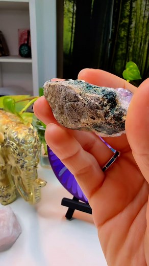 ♾️ 💜 This infinite mandala is inspired by the beautiful amethyst crystal. Amethyst promotes calmness, supports emotional balance, and enhances spiritual clarity. #handmade #artwork #meditation #amethyst #crystals #crystalhealing | EsotericArt by Bianca