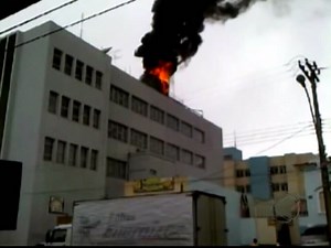 Explosão causa incêndio em prédio de agência bancária em Araguari, MG