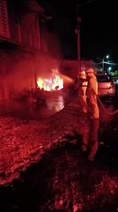 Atención 🛑🛑🛑 #Cumaral Bomberos de Cumaral controló incendio que incineró 4 motocicletas en el barrio villa Alejandra de Cumaral Meta. Autoridades investigan si esta emergencia sería producto de un escape de gas, enseres de la vivienda resultaron afectados. No se reportaron lesionados. | NOTI Restrepo