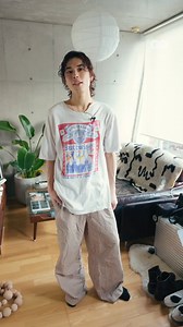 YOKEのロングコートを使ったカジュアルなスタイリングを #楠木拓朗 が紹介。自身の自宅から3つの異なるスタイリングを紹介する企画「Small Space, Smart Fashion」 -ITEM LIST- COAT : YOKE PANTS : CAMPHOR WOOD KNIT : VINTAGE SHOES : VINTAGE [GERMAN TRAINER] CAP : VINTAGE BAG : GUCCI | GQ JAPAN