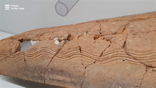 📸 Um fragmento de adobe, quatro fragmentos de revestimento parietal simples e decorados, duas tijoleiras e cinco telhas de canudo, constituem o acervo de materiais de construção do século XI-XII, em exposição no Núcleo Museológico. O adobe, terra crua (argila e/ou areia) húmida, compactada manualmente ou em moldes de madeira, seca ao sol, é uma das técnicas construtivas mais comuns. As alvenarias em adobe, ou em pedra e terra, como as das casas islâmicas da Alcáçova de Lisboa, eram regularizada