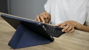 Gros plan sur des mains tapant : vidéo de stock (100 % libre de droit) 3884425611 | Shutterstock