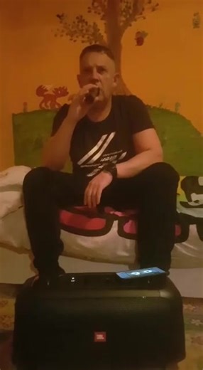 László Attilákkal Dunát lehetne rekeszteni. Épp ezért szeretném most év elején leszögezni a kilétem ! Tudom, hogy hajlamos az ember áttekinteni a piti dolgokon, sodródik az árral, de jó, ha tudjátok, hogy sem a jazz zenész László Attila, sem a Csillag születikes, az RTL klub által kitermelt László Attila, és még a legújabban felfújt Sztárban sztáros TV 2-es László Attila sem vagyok ! Én egy teljesen más László Attila vagyok ! Saját úton járok és ezt az oldalt önerőből, zömében saját szerzemények