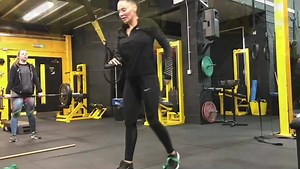 🍑 Booty Building Finisher 🍑 Amazing session from @pilky_22 today adding weight to all her strength exercises including her back squat, split squat, lying leg curl and leg press 💪 Check out today’s finisher to further exhaust the lower body and booty D1) Banded Glute Walks x 20 metres D2) Banded TRX Jump Squats x 30 D3) Alternate Leg Plyometric Pistol Squats x 12 each leg Getting the balance between heavy and intense weights and lighter, more dynamic endurance based movements are working wonde