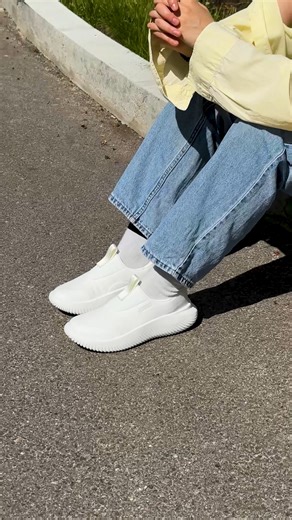 Lülita sisse mellow-režiim koos Crocs Mellow Ease! ☁️ Need slip-on tossud LiteRide™ vahuga ja lihtsate tekstiildetailidega pakuvad just nii palju mugavust, kui vaja – hommikust õhtuni. Mugav, moodne ja kergesti sobitatav disain – kõrge kvaliteet ilma kompromissideta. 🌸 | Crocs