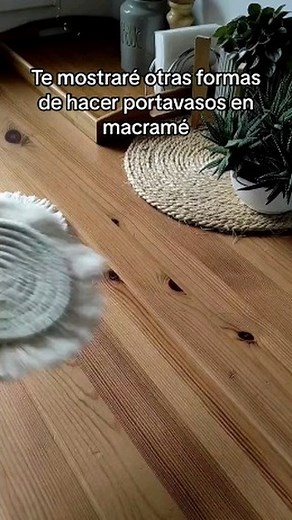 Mira esta nueva forma de portavasos que puedes realizar🤩❤️ Síguenos para aprender ✨️👐 Créditos: Tejidosconnatty #macrame #manualidades #decoraciondelhogar #decohome #macramediseños #macramenegocio | Artes con Macramé