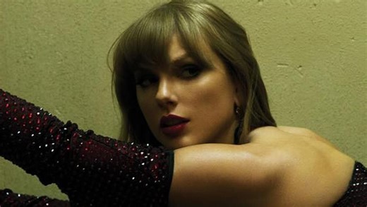 Taylor Swift sends fans wild with another racy photo