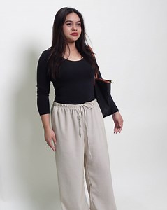 Meet the wide-leg pants you’ll keep reaching for 👖✨ Introducing the Costa Wide-Leg Pants in Striped Linen—designed for women who want maximum comfort with a polished look. Crafted from premium, breathable striped linen 🌿, this pair feels light on the skin with beautiful drape and movement throughout the day. Designed in our COSTA silhouette, the relaxed wide-leg cut flows freely from the hips to the hem, while the vertical stripes create a slimming, elongated effect—giving you a looser fit wit