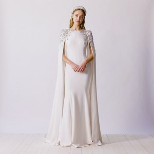 This elegant #JennyPackham wedding dress crafted in soft crepe adorned with sparkly gemstone embellishments detailing with cape sleeves.🌷 https://bit.ly/3qGDezQ | Designer Bridal Room, Hong Kong