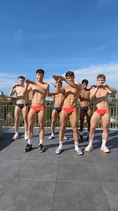 英國跳水王子Tom Daley出咗條片，一班跳水隊友著泳褲跳舞，題係「BRAT Summer Olympics」，成件事好提神，我睇咗超過20次😍😍😍😍😍😍。 更多即時娛樂新聞： bit.ly/38Lh8qT #tomdaley #頭條日報 #星島頭條 #popnews | 頭條娛樂