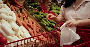 Frauen frischen Karotten im Lebensmittelgeschäft, Verkauf: Stockvideos & Filmmaterial (100 % lizenzfrei) 3419526349 | Shutterstock