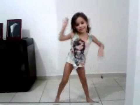 Menina escorrega e começa a dança show das poderosas