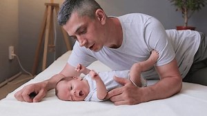 Babymassage. Vater massiert Säuglingsbauch Neugeborenes Kind: Stockvideos & Filmmaterial (100 % lizenzfrei) 3527106407 | Shutterstock