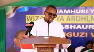 #VIDEO: SILAA ATANGAZA RASMI KUSHUKA KWA GHARAMA ZA ARDHI - Waziri wa Ardhi, Nyumba na Maendeleo ya Makazi, Jerry Silaa ametangaza rasmi kushuka kwa gharama za upangaji, upimaji na umilikishaji wa ardhi ambazo zimeridhiwa na Rais wa Jamhuri ya Muungazo wa Tanzania, Samia Suluhu Hassan. Waziri Silaa ametangaza hayo juzi kwenye uzinduzi wa kliniki ya ardhi katika kata ya Chanika iliyopo halmashauri ya jiji la Dar es Salaam ambapo wananchi mbali mbali wametakiwa kujitokeza katika zoezi hilo la siku