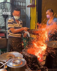 This place in KL is known for their Charcoal Yuet Kwong Hor (Moonlight River) 🔥 | KL Foodie