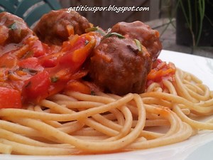 Rețetă spaghete cu chiftele și sos de roșii simplu