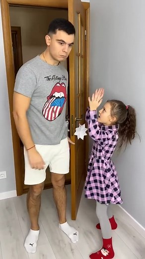 29K views · 186 reactions | Invisible girl  #socialmediamarketing #socialexperiment #public #trendingreels #trend #facebookvideo #trendingreels2024 #explorepage #reels2024 #reelsfb #reelsviral #christmas #mariacataleya #africa #viral #fyp #baby #love #viralpage #viralpost2024 #reels2024 #reelsinstagram #reelsfb #reelsviral #couplegoals #prankster #pranks | Vova and Anya | Facebook