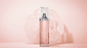 5K views · 76 reactions | Poczuj się wyjątkowo i odnajdź w sobie odwagę, by to pokazać! ❤ Sięgnij po najnowszy, kwiatowy zapach Hugo Boss Ma Vie w lżejszej wersji, idealnej na wiosnę!  Znajdziesz go w perfumeriach Douglas i na: www.douglas.pl./NowoscHugoBossMaViePourFemme | Perfumerie Douglas Polska | Facebook