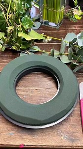 What a lovely spring wreath from Passionate Flowers 🌱😍 Made using an OASIS® NAYLORBASE® Ideal Floral Foam Ring #wreath #springwreath #springflowers #flowers #freshflowers #OASISFloralFoam #OASISFloralProducts #OASISFloralProductsUK | OASIS® Floral Products (UK)