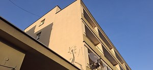 Blok z serialu "Wojna domowa". Tutaj toczyła się "wojna na gesty, wojna na słowa". Tak dziś wygląda słynny budynek w Warszawie