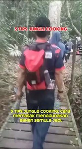 5 Tips Jungle Cooking: Cara Memasak Menggunakan Bahan Semula Jadi ✅Menggunakan Daun Sebagai Pembungkus. Daun besar seperti daun pisang digunakan sebagai pembungkus makanan. ✅Memasak Ikan dalam Buluh. Ikan segar dimasak dalam buluh, memberikan aroma dan rasa semula jadi. ✅Memanfaatkan Batu Panas. Batu dipanaskan dalam api dan digunakan untuk memanggang makanan. ✅Hidupkan Api Tanpa Mancis. Teknik menggunakan geseran kayu untuk menyalakan api memasak. ✅Mengumpul dan Memasak Tumbuhan Liar. Pelajari 