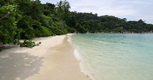 Spaziergang in der Swash-Zone entlang der: Stockvideos & Filmmaterial (100 % lizenzfrei) 3882089129 | Shutterstock