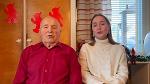 Tuikkikaa, oi joulun tähtöset. Nyt on papalla hassut puheet! Hän ei muka huomaa koko joulua ollenkaan! Todellisuudessa pappa on koko viikon kiertänyt Urisevien ukkojen kanssa laulamassa joululauluja palvelukodeissa ja käynyt Olivian kanssa läheisen koulun joulumyyjäisissä. Eli jouluista meillä on! | Lotan ja papan koronalaulut