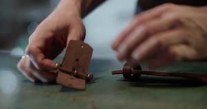 Artisan-Befestigungskappe auf Ledergürtel: Stockvideos & Filmmaterial (100 % lizenzfrei) 1088682807 | Shutterstock