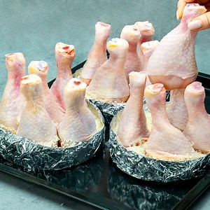 99K views · 214 reactions | Nu vei mai coace pulpe de pui in alt mod! Rezultatul te va uimi Ingrediente: orez: 400 g ardei gras roșu: 1 buc ceapă: 2 buc ciuperci: 100 g pulpe de pui: 18 buc boia de ardei dulce: 5 g praf de usturoi: 5 g piper negru: 5 g sare: 5 g smântână dulce de gătit: 500 g supă concentrată de pui: 500 ml | Savuros.TV | Facebook