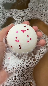 🛁 Are you ready for an aromatic bath? Relax your mind and body and enjoy the delicate aroma and hydrated skin with the effervescent bath bombs. #begrateful #zenmood #bathbombs #nalacosmetics #nalanaturalcosmetics #crueltyfreecosmetics #selfcare #skincare #beauty #vegan ⁠ ⁠ ⁠ 📸@Alexandraoninsta | NALA Natural Cosmetics