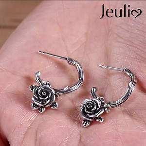 Den metalliska rosendesignen är cool och elegant, två till synes olika element kolliderar för att skapa en annan typ av glitter.🌸 👉https://jeulia.io/9hcz | Jeulia